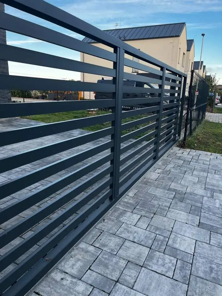 Detail vodorovné kovové výplně plotu